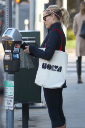 Reese Witherspoon - Out and about in Brentwood - February 5, 2015 (33xHQ) 06bNGwBi