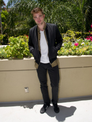 Robert Pattinson - "The Rover" press conference portraits by Armando Gallo (Los Angeles, June 12, 2014) - 29xHQ 0xyTD1dQ