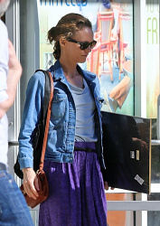Vanessa Paradis - shops for picture frames at Aaron Brothers in Studio City, CA - February 10, 2015 (11xHQ) 1Im4uXPv