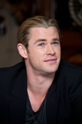 Chris Hemsworth - Snow White And The Huntsman press conference portraits by Vera Anderson (West Suffex, May 13, 2012) - 10xHQ 1sjgEHAj