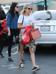Emma Roberts - Shopping with a friend in West Hollywood, 15 января 2015 (20xHQ) 2NAsTBDo