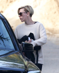 Scarlett Johansson - Out and about in LA - February 19, 2015 (28xHQ) 32krvBn5
