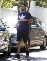 Robert Pattinson - Robert Pattinson - is spotted leaving a friend's house in Los Angeles, California on March 20, 2015 - 15xHQ 4lbgHMHW