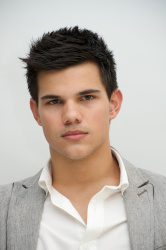 Taylor Lautner - Taylor Lautner - The Twilight Saga New Moon press conference portraits by Vera Anderson (Los Angeles, November 6, 2009) - 11xHQ 53hGt7zv