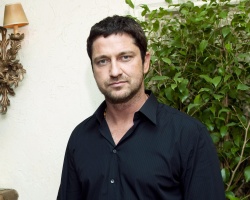 Gerard Butler - "The Ugly Truth" press conference portraits by Armando Gallo (Los Angeles, July 19, 2009) - 15xHQ 5btf6c2W