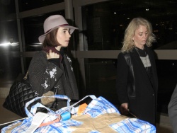 Lily Collins - arriving at LAX in Los Angeles, 9 января 2015 (13xHQ) 5sZSeMyH