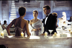 Pierce Brosnan - Rosamund Pike, Halle Berry, Lee Tamahori, Rick Yune, Pierce Brosnan, Toby Stephens, Judi Dench - Промо стиль и постеры к фильму "James Bond: Die Another Day (Джеймс Бонд: Умри, но не сейчас)", 2002 (62хHQ) 61uKRVrX