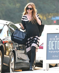 Isla Fisher - Out and about in Beverly Hills, 9 января 2015 (21xHQ) 647yZOWJ