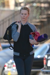 Charlize Theron - spotted leaving yoga class - January 23, 2015 - 23xHQ 6WkFe3lI
