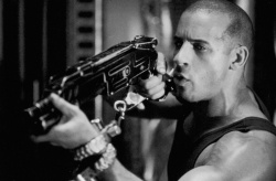 Vin Diesel - Vin Diesel, Radha Mitchell, Claudia Black - постеры и промо стиль к фильму "Pitch Black (Черная дыра)", 2000 (15xHQ) 6gzSG1Sn