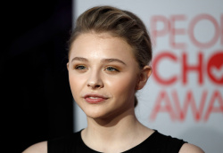 Chloe Moretz - 2012 People's Choice Awards at the Nokia Theatre (Los Angeles, January 11, 2012) - 335xHQ 6hcmNNPl