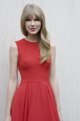 Taylor Swift - Dr. Zeuss' The Lorax press conference portraits by Vera Anderson (Hollywood, February 7, 2012) - 20xHQ 6sumlDUF