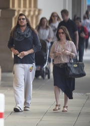Holly Marie Combs - со своим бойфрэндом Josh Cocktail stroll around Adelaide, 2 апреля 2014 (26xHQ) 73vVKeVq