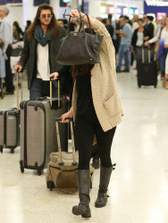 Holly Marie Combs - Shannen Doherty и Holly Marie Combs - arriving in Sydney, 26 марта 2014 (50xHQ) 8KugFp5d