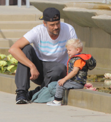 Josh Duhamel - Park with his son in Santa Monica (2015.05.26) - 25xHQ 9wC37kJU