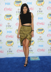 Kendall & Kylie Jenner - At the FOX's 2014 Teen Choice Awards, August 10, 2014 - 115xHQ 9xXok0l4