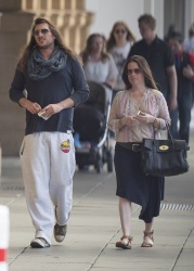 Holly Marie Combs - со своим бойфрэндом Josh Cocktail stroll around Adelaide, 2 апреля 2014 (26xHQ) AA5bwhvz