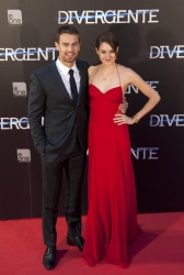 Theo James - Shailene Woodley, Theo James - на премьере фильма 'Divergent' at Callao Cinema, Мадрид, 3 апреля 2014 (302xHQ) AbmG4z3O