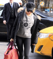 Sienna Miller - walking to a building in Midtown, New York, 15 января 2015 (39xHQ) BNdrDazb