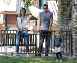 Jessica Alba - Jessica and her family spent a day in Coldwater Park in Los Angeles (2015.02.08.) (196xHQ) C1V7pVib