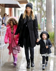 Jessica Alba - Shopping with her daughters in Los Angeles, 10 января 2015 (89xHQ) CDJRdmrf