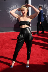 Miley Cyrus - 2014 MTV Video Music Awards in Los Angeles, August 24, 2014 - 350xHQ Cn5hj6NR