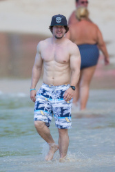 Mark Wahlberg - and his family seen enjoying a holiday in Barbados (December 26, 2014) - 165xHQ CtWPoxOq