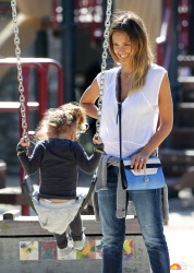 Jessica Alba - Jessica and her family spent a day in Coldwater Park in Los Angeles (2015.02.08.) (196xHQ) D1qMH4Pw