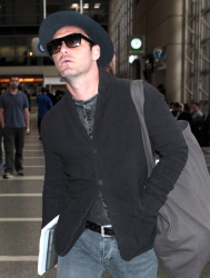 Jude Law - Jude Law - Arriving at LAX - April 24, 2015 - 23xHQ D85YkJOV