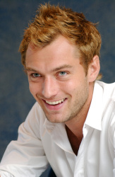 Jude Law - Sky Captain and the World of Tomorrow press conference portraits by Vera Anderson (New York, August 25, 2004) - 8xHQ DR9xKxzu
