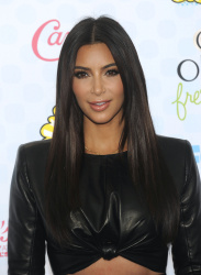 Kim Kardashian - at FOX's 2014 Teen Choice Awards in Los Angeles, California - 39xHQ DvQyXD5n