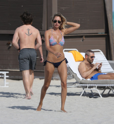 Lauren Stoner - wearing a bikini in Miami, 29 января 2015 (22xHQ) EEEKysx3