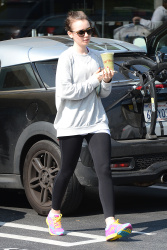 Lily Collins - Grabs a Health Drink in West Hollywood (2015.02.16.) (11xHQ) EPhMRlRI