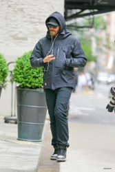 Jake Gyllenhaal - Out & About In New York City 2015.06.01 - 22xHQ F80GbDqn