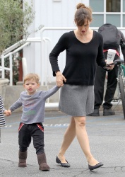 Jennifer Garner - out and about in Brentwood, 29 января 2015 (12xHQ) FTA8uckC
