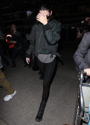 Kendall Jenner - Arriving at LAX airport, 2 января 2015 (55xHQ) FVTLGVxn