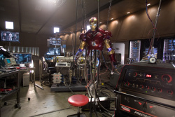 Robert Downey Jr., Jeff Bridges, Gwyneth Paltrow, Terrence Howard - промо стиль и постеры к фильму "Iron Man (Железный человек)", 2008 (113хHQ) G5nK6APm