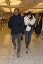 Kim Kardashian и Kanye West - Arriving at JFK airport in New York, 7 января 2015 (63xHQ) GHjahgPR