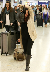 Holly Marie Combs - Shannen Doherty и Holly Marie Combs - arriving in Sydney, 26 марта 2014 (50xHQ) GLVmjQ8m