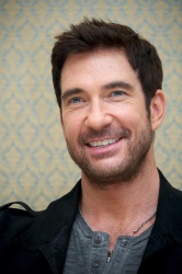 Dylan McDermott - 'Hostages' Press Conference Portraits by Vera Anderson - July 30, 2013 - 8xHQ GQDZycyi