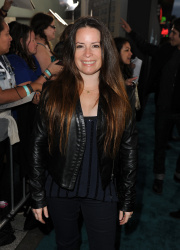 Holly Marie Combs - Premiere of Open Road Films 'The Host' at ArcLight Cinemas Cinerama Dome, Голливуд, 19 марта 2013 (19xHQ) GUeOimpA