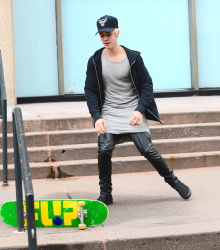 Justin Bieber - Justin Bieber - Skating in New York City (2014.12.28) - 41xHQ GY9FQrfT