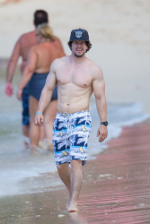 Mark Wahlberg - and his family seen enjoying a holiday in Barbados (December 26, 2014) - 165xHQ HTlFP1GS