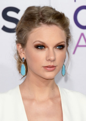 Taylor Swift - 2013 People's Choice Awards at the Nokia Theatre in Los Angeles, California - January 9, 2013 - 247xHQ HnXDjbb2