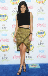 Kendall & Kylie Jenner - At the FOX's 2014 Teen Choice Awards, August 10, 2014 - 115xHQ HvCbhJtt