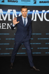 Theo James - на премьере фильма 'Divergent' at Sony Centre, Берлин, 1 апреля 2014 (129xHQ) I4tfRAS3