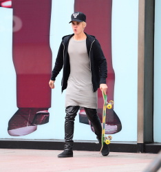 Justin Bieber - Skating in New York City (2014.12.28) - 41xHQ IGi1xJRc