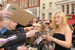 Theo James - Shailene Woodley, Kate Winslet, Theo James - на премьере фильма 'Divergent' at Odeon Leicester Square, Лондон, 30 марта 2014 (918xHQ) IQiogy2u