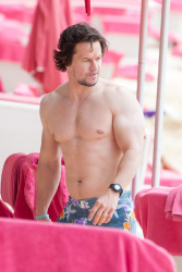 Mark Wahlberg - and his family seen enjoying a holiday in Barbados (December 26, 2014) - 165xHQ JBZqEtUd