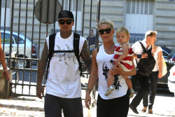 Pink - Pink - and her family step out at Les Quatre Cents Coups, 9 сентября 2012 (11xHQ) JE4xiqlo